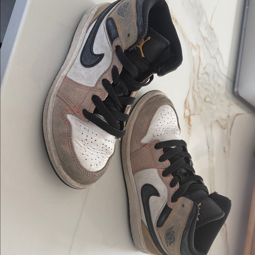 Jordan Kids Sneakers - Black, White, Gold 13.5C - Picture 5 of 5